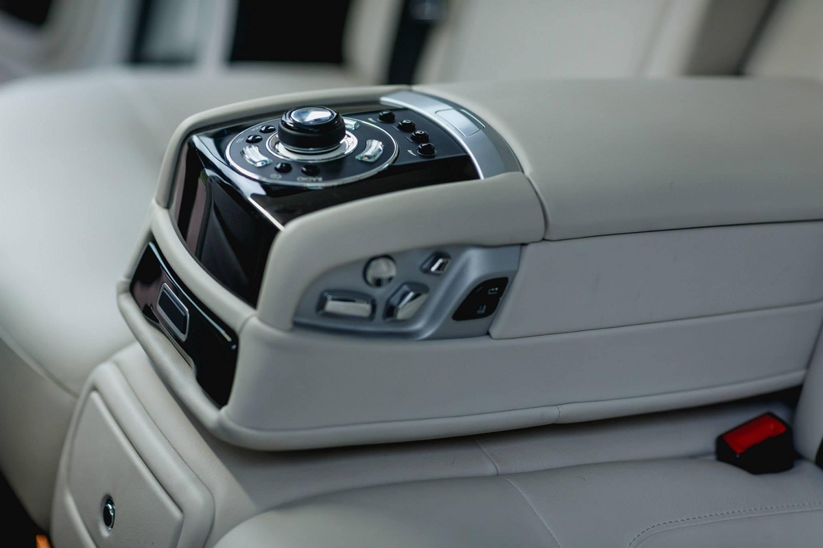 Rear Seats Features